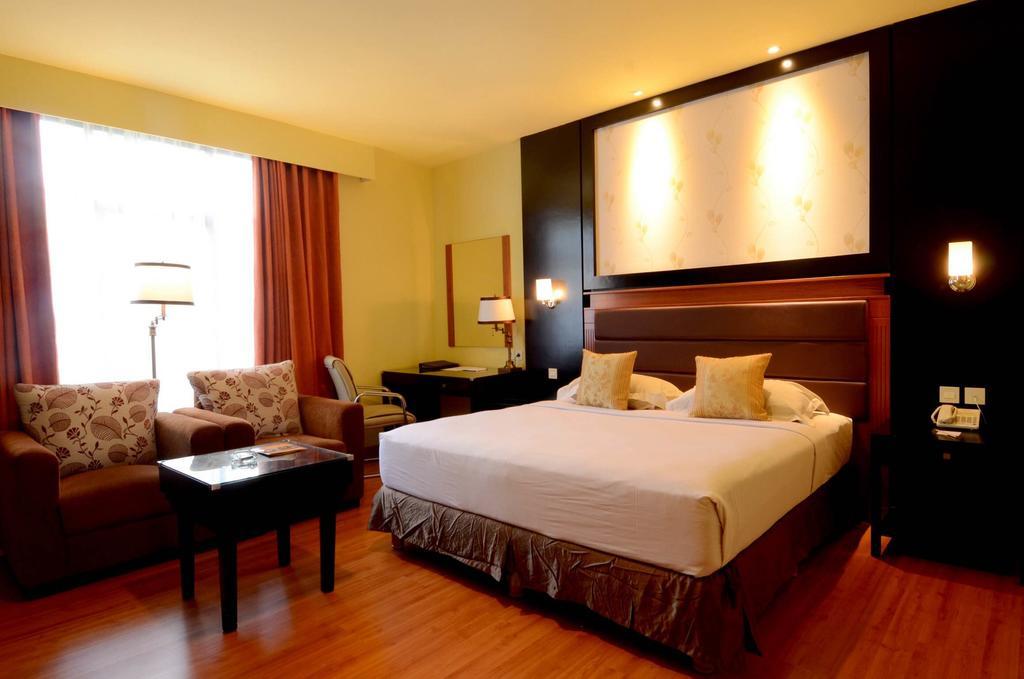 ซารี เอเตอร์ คัมโบติ โฮเทล บันดุง Hotel ภายนอก รูปภาพ